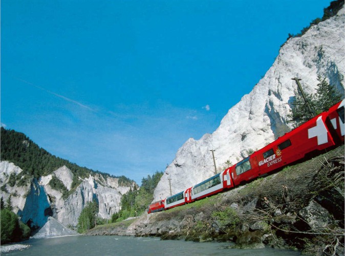 2_Glacier Express in der Rheinschlucht - Schoene Aussichten Touristik (c) Glacier Express